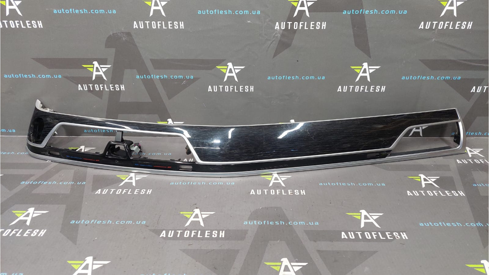 Накладка торпеды Fineline Schwartz/ NFC антенна 51458066669 BMW 7 БМВ бу